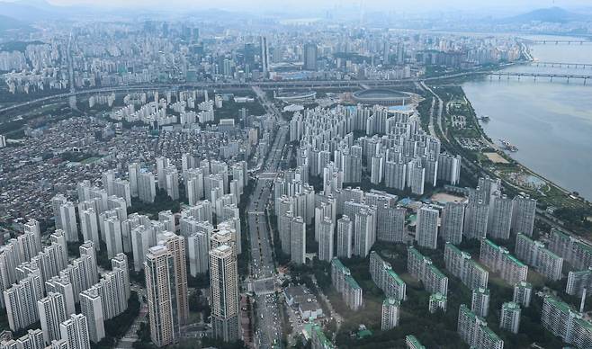 지난 7월 30일 서울 롯데월드타워 스카이전망대에서 바라본 강남 일대 아파트단지. /사진=뉴스1