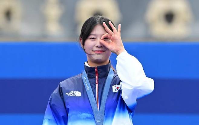 Lim Si-hyun, poses at the awards ceremony after winning the gold medal in the women\'s archery individual event at the Paris Olympics on August 3. The Paris Olympics