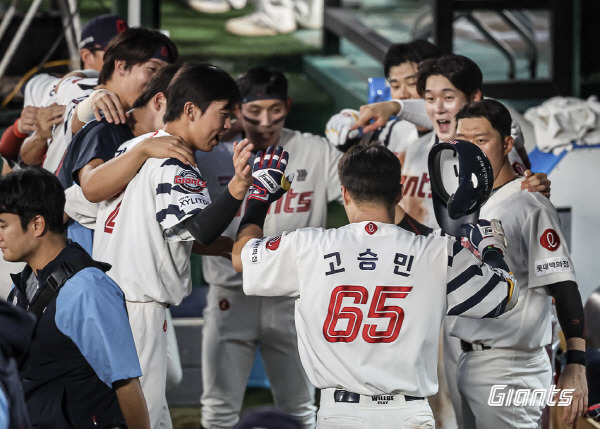 6일 사직 NC전에서 솔로포를 터트리고 더그아웃에서 동료들과 기쁨을 나누는 고승민. 롯데 자이언츠 제공