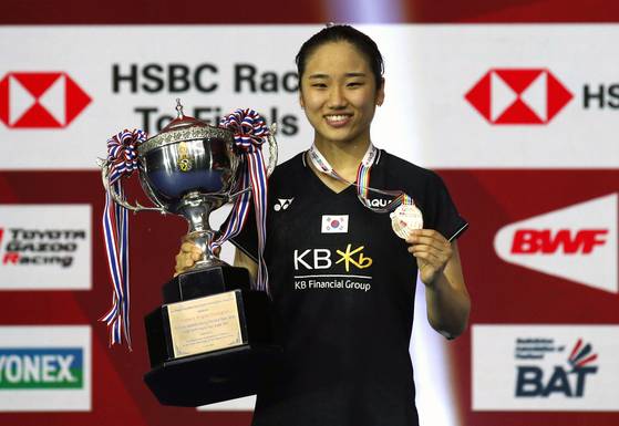 An Se-young celebrates on the podium with the trophy after winning against He Bingjiao of China during the women's singles final match at the Thailand Open 2023 at the Indoor Stadium Huamark in Bangkok, Thailand ON June 4, 2023. [EPA/YONHAP]