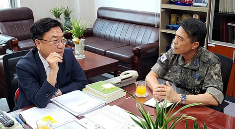 서범수 국민의힘 국회의원(울산 울주군)이 지난 7월 30일 국회에서 국방부 관계자들을 만나 온산선 폐선을 위해 항공유 대체 운송 방안 마련을 촉구했다 (사진=서범수 의원실)