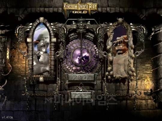 'Kingdom Under Fire War of Heroes' 인게임 화면. 주 진영 중 하나를 골라 캠페인 시나리오를 진행할 수 있다. 주인공을 중심으로 한 무조건적인 정의구현이 아니하 전형적인 선과 악이 아닌 스토리를 다루고 있어 꽤 흥미롭게 즐길 수 있다.