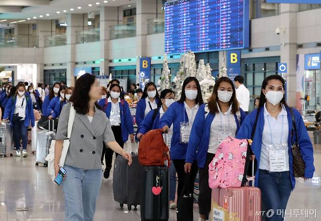 외국인 가사관리사 시범사업에 참여하는 필리핀인 가사관리사들이 6일 오전 인천국제공항을 통해 입국하고 있다. 2024.08.06. 인천공항=뉴시스] 공항사진기자단