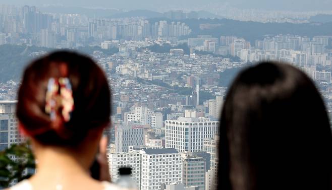 전문가들이 정부의 이번 부동산대책이 기존 대책과의 확연한 차별점이 없다면 공급 확대를 통한 주택시장 안정화 효과는 낮을 것이라고 전망했다. 사진은 지난 4일 서울 중구 남산에서 바라본 도심에 아파트와 빌라촌이 보이고 있는 모습. 사진=뉴스1