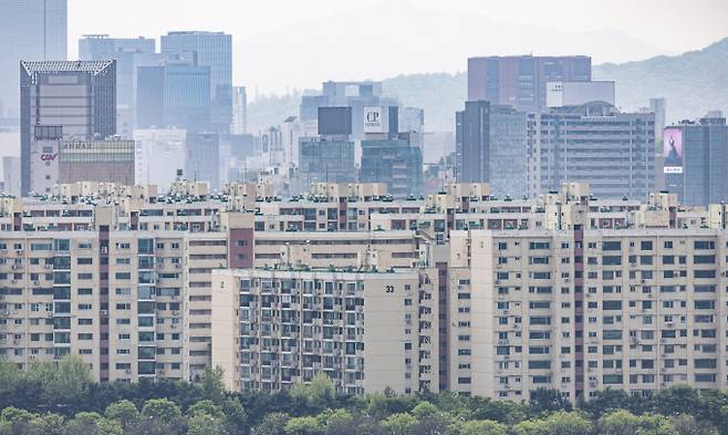 서울 일부 지역을 중심으로 두드러지는 집값 상승세에 '똘똘한 한채' 열풍이 불어 사업성이 높은 서울의 재건축 단지를 중심으로 매물 부족과 호가 상승 현상이 지속되고 있다. 사진은 지난 4월 서울 강남구 압주정동 아파트 단지의 모습. /사진=뉴스1