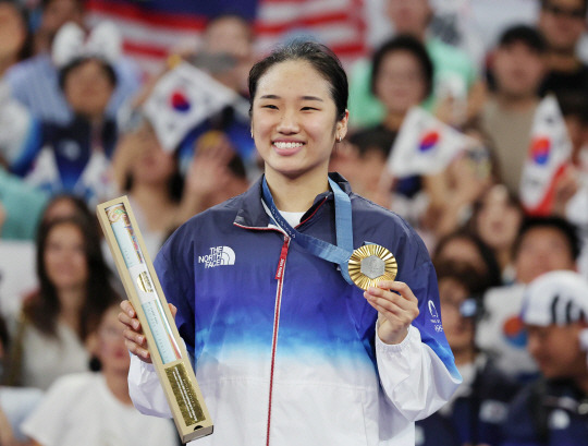 안세영이 5일 오후(한국시간) 프랑스 파리 아레나 포르트드 라샤펠 경기장에서 열린 파리 올림픽 배드민턴 단식 시상식에서 금메달을 목에 걸고 기념촬영을 하고 있다.뉴시스