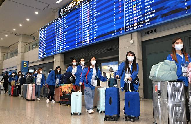 필리핀 가사관리사들이 6일 오전 인천국제공항을 통해 입국하고 있다. [서울시 제공]