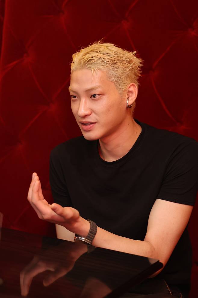 주얼리 브랜드인 포트레이트 리포트의 안재형 크리에이티브 디렉터가 5일 헤럴드경제와 인터뷰하고 있다. 안 디렉터가 착용한 주얼리는 포트레이트 리포트의 이어 커프(ear cuff)다. [신세계면세점 제공]