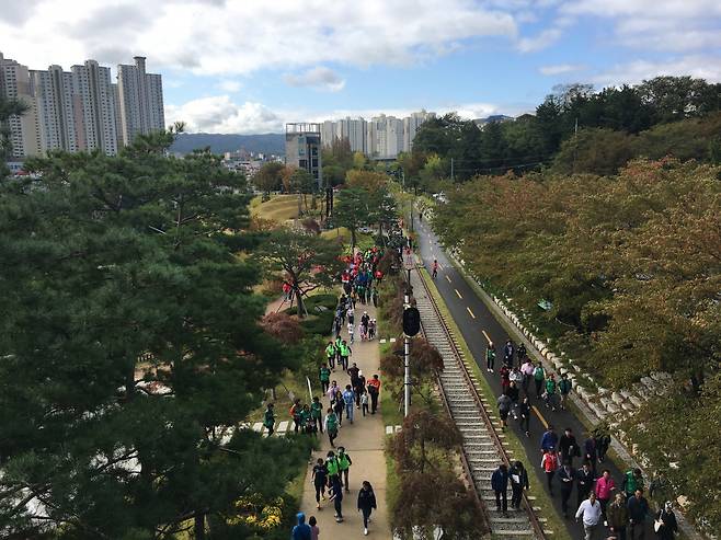 포항 철길 숲을 걷는 시민들 모습.[포항시 제공]