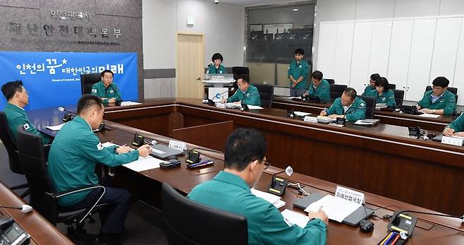 유정복 인천광역시장이 지난 5일 시청 재난안전대책본부에서 열린 서구 청라동 아파트지하주차장 화재 지방대책본부회의를 주재하고 있다.[인천시 제공]