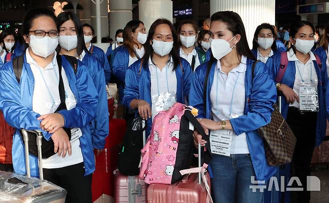 [인천공항=뉴시스] 공항사진기자단 = 외국인 가사관리사 시범사업에 참여하는 필리핀인 가사관리사들이 6일 오전 인천국제공항을 통해 입국해 버스로 이동하고 있다. 2024.08.06. photo@newsis.com