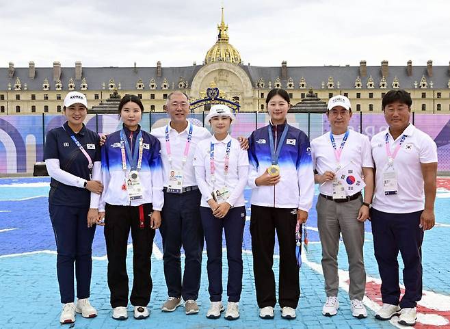 [서울=뉴시스]  조수정 기자 = 현대차그룹 정의선 회장이 3일(현지시간) 프랑스 파리에서 열린 2024 파리 올림픽 여자 양궁 개인전 시상식 후 현대차그룹 김걸 사장(오른쪽 두번째)과 양궁 국가대표 남수현(왼쪽 두번째)·전훈영(왼쪽 네번째)·임시현(왼쪽 다섯번째), 양창훈(오른쪽 첫번째) 감독, 김문정(왼쪽 첫번째) 코치와 기념 촬영을 하고 있다. (사진=대한양궁협회 제공) 2024.08.04. photo@newsis.com *재판매 및 DB 금지