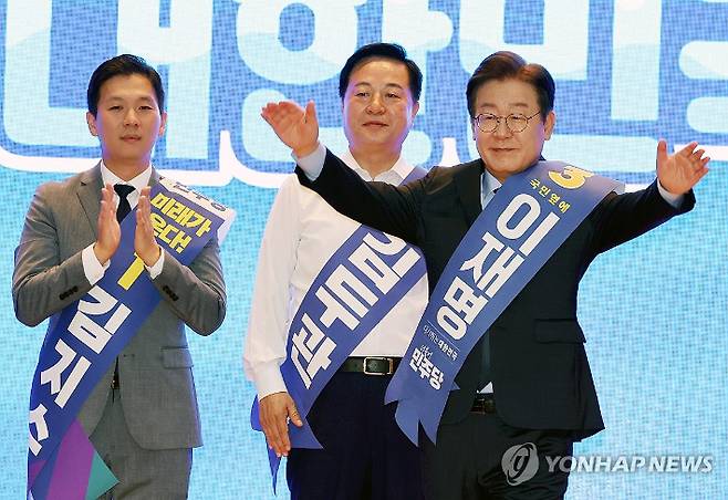 (광주=연합뉴스) 조남수 기자 = 4일 오전 광주 서구 김대중컨벤션센터에서 열린 더불어민주당 당 대표·최고위원 후보자 합동연설회에서 이재명 후보가 인사하고 있다. 2024.8.4 iso64@yna.co.kr 연합뉴스