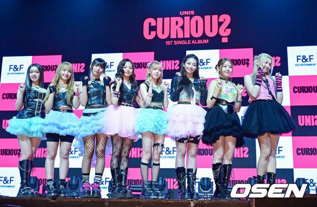 [OSEN=지형준 기자] 6일 오후 서울 광장동 예스24 라이브홀에서 UNIS(유니스) 'CURIOUS(큐리어스)' 발매 미디어 쇼케이스가 열렸다.도합 3개 트랙으로 구성된 'CURIOUS'는 유니스의 새로운 매력을 여실히 느낄 수 있는 음반이다. 신보 타이틀인 '너만 몰라'는 내 안에 '나'를 발견하고 결국엔 그 모습을 깨고 나와 새로운 '나'로 거듭나겠다는 유니스의 G.O.A.T(Greatest Of All Time의 줄임말) 추구미를 담은 곡이다.&nbsp;유니스가 포토타임을 하고 있다. 2024.08.06 / jpnews@osen.co.kr