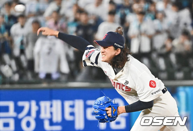 [OSEN=부산, 이석우 기자] 6일 부산 사직야구장에서 2024 신한 SOL 뱅크 KBO 리그 롯데 자이언츠와 NC 다이노스의 경기가 열렸다. 홈팀 롯데는 윌커슨이 선발 출전하고 NC는 신민혁이 선발 출전했다.롯데 자이언츠 김원중이 역투하고 있다. 2024.08.06 / foto0307@osen.co.kr