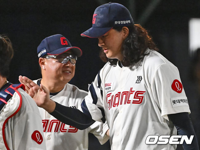 [OSEN=부산, 이석우 기자] 6일 부산 사직야구장에서 2024 신한 SOL 뱅크 KBO 리그 롯데 자이언츠와 NC 다이노스의 경기가 열렸다. 홈팀 롯데는 윌커슨이 선발 출전하고 NC는 신민혁이 선발 출전했다.롯데 자이언츠 김태형 감독이 NC 다이노스에 6-5 짜릿한 역전승을 올리고 김원중과 기쁨을 나누고 있다. 2024.08.06 / foto0307@osen.co.kr