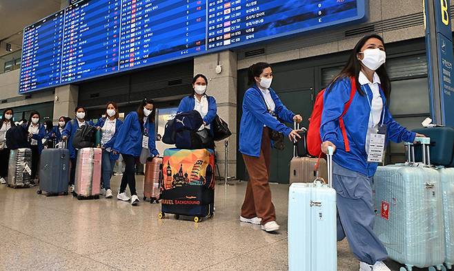 외국인 가사관리사 시범사업에 참여할 필리핀 노동자들이 6일 인천국제공항을 통해 입국하고 있다. 서울시 제공