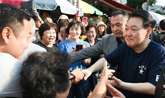 윤석열 대통령이 지난 5일 경남 통영시 통영중앙시장을 찾아 시민들과 인사하고 있다. 대통령실 제공