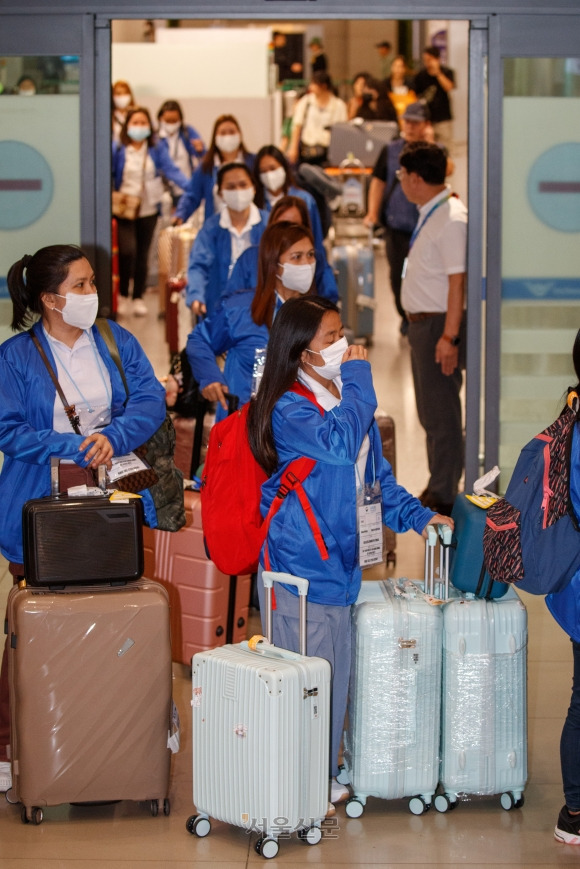 외국인 가사관리사 시범사업에 참여할 필리핀 노동자들이 6일 인천국제공항을 통해 입국하고 있다. 2024.8.6 공항사진기자단