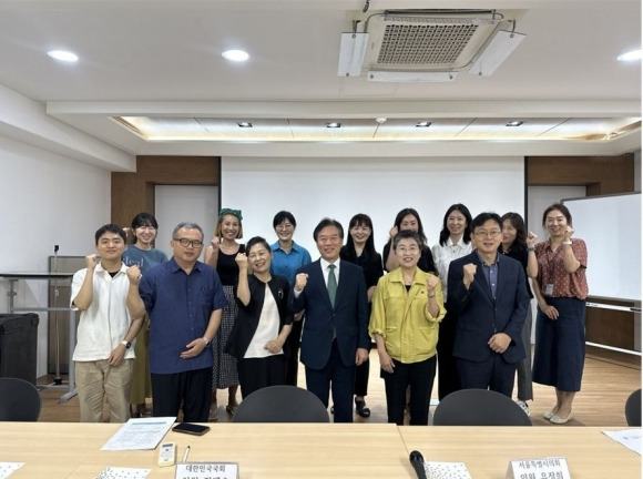 지난달 19일 정태호 국회의원과 함께 신림중학교 학부모 간담회에 참석한 유정희 의원(앞줄 오른쪽에서 두 번째)