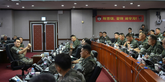 김명수 합참의장이 6일 해병대사·서방사를 방문해 작전회의실에서 김계환 해병대사령관 등 주요 직위자들과 군사대비태세 확립에 대해 토의하고 있다. 사진 제공=합참