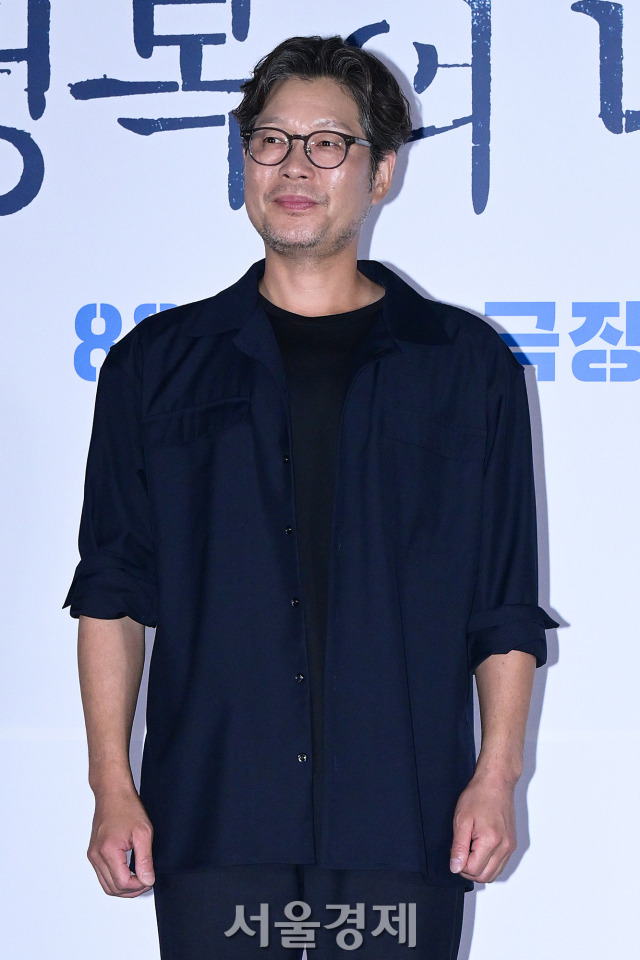 배우 유재명이 6일 오후 서울 용산구 CGV 용산아이파크몰에서 진행된 영화 ‘행복의 나라’(감독 추창민) 언론배급시사회 및 기자간담회에서 포즈를 취하고 있다. 김규빈 기자 2024.08.06