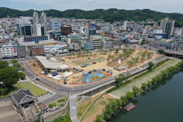 진주시가 조성 중인 진주대첩광장이 외부 가림막을 모두 철거함에 따라 드러난 모습. 사진제공=진주시