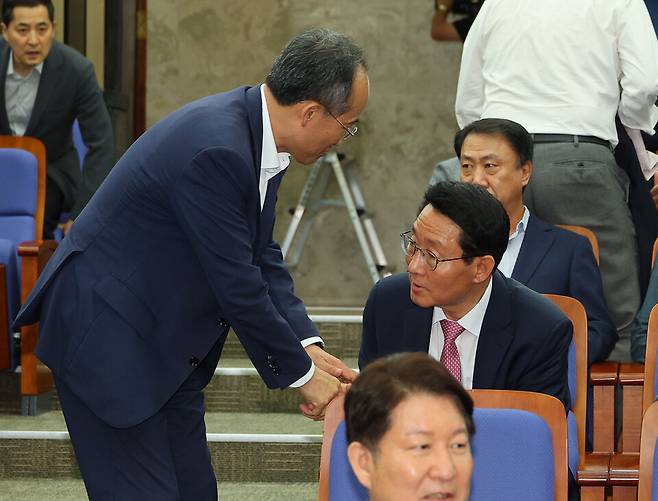 국민의힘 김상훈 정책위의장이 5일 오후 국회에서 열린 의원총회에 참석, 추경호 원내대표와 악수하고 있다. ⓒ연합뉴스