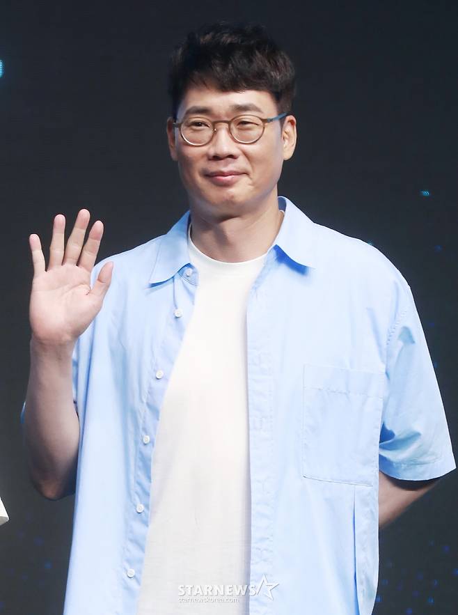 조효진 PD가 6일 오전 서울 여의도 콘래드호텔에서 진행된 디즈니+ 예능 '더 존 : 버텨야 산다3' 제작발표회에 참석해 포즈를 취하고 있다.  오직 4시간, 끝없는 AI의 공격부터 내 집 마련 전세 대출금 갚기, 선 넘지 않고 버티기 등 극한의 현실 공감 미션을 버티기 위해 더 강력하게 돌아온 ‘존버즈’ 유재석, 권유리, 김동현, 덱스의 ‘도파민 ON’ 버라이어티 '더 존 : 버텨야 산다3'는 오는 7일 공개된다. /2024.08.06 /사진=이동훈