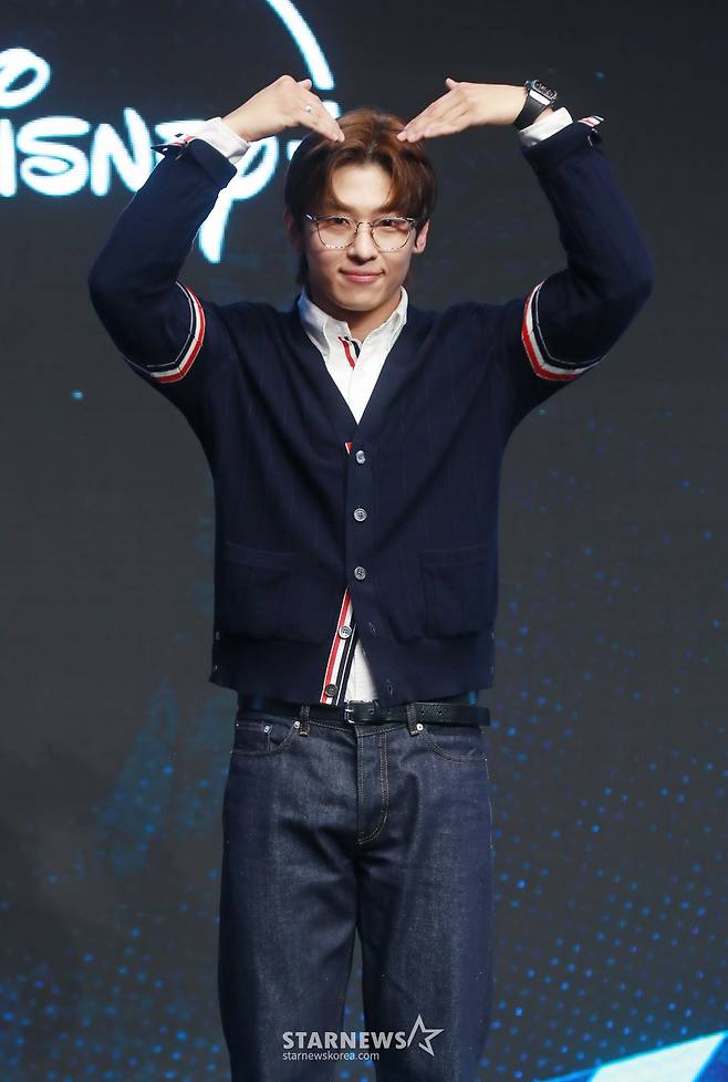 방송인 덱스가 6일 오전 서울 여의도 콘래드호텔에서 진행된 디즈니+ 예능 '더 존 : 버텨야 산다3' 제작발표회에 참석해 포즈를 취하고 있다.  오직 4시간, 끝없는 AI의 공격부터 내 집 마련 전세 대출금 갚기, 선 넘지 않고 버티기 등 극한의 현실 공감 미션을 버티기 위해 더 강력하게 돌아온 ‘존버즈’ 유재석, 권유리, 김동현, 덱스의 ‘도파민 ON’ 버라이어티 '더 존 : 버텨야 산다3'는 오는 7일 공개된다. /2024.08.06 /사진=이동훈