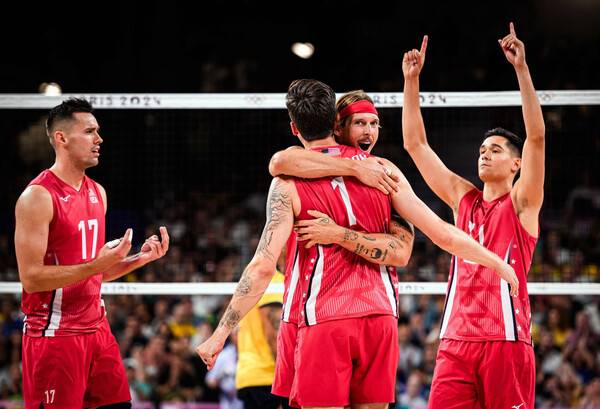 2024 파리올림픽 남자부 8강전에서 미국 선수들이 브라질에 승리하자 기뻐하는 모습.(사진출처=FIVB)