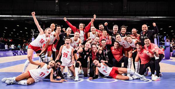 2024 파리올림픽 튀르키에 女배구 첫 준결승 진출, 팀 단체사진.(사진출처=FIVB)