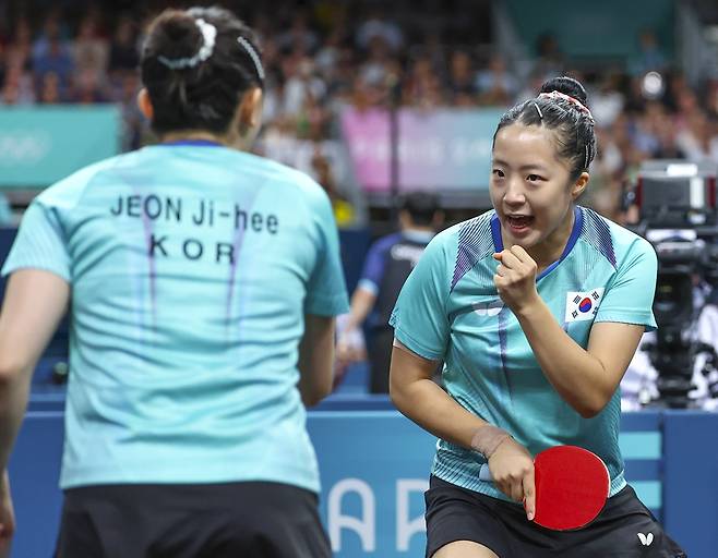 신유빈, 이은혜, 전지희로 팀을 꾸린 한국 여자 탁구대표팀이 6일(한국시간) 프랑스의 사우스 파리 아레나4에서 열린 2024 파리 하계올림픽 탁구 여자 단체전 8강전에서 북유럽의 강호 스웨덴을 완파하고 4강에 진출했다. 한국 여자 탁구가 하계 올림픽 단체전 준결승에 오른 건 2012년 런던 대회 이후 12년 만이다. 이 종목 가장 최근 메달은 2008 베이징 대회까지 거슬러 올라간다. 사진 연합뉴스