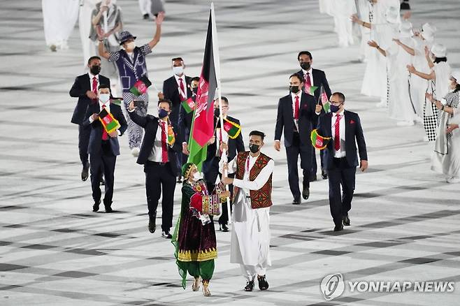 2021년 도쿄 올림픽 당시 아프가니스탄 기수로 나선 파르자드 만수리(오른쪽) [AP=연합뉴스 자료사진. 재판매 및 DB금지]