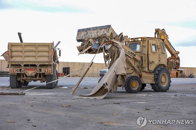 2020년 1월 미사일 공격으로 생긴 잔해를 치우는 알아사드 공군기지의 미군 병사들 [EPA 연합뉴스자료사진. 재판매 및 DB 금지]