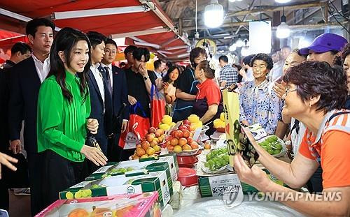 2023년 9월 부산 기장시장 상인 만난 김건희 여사  윤석열 대통령 부인 김건희 여사가 2023년 9월 14일 부산 기장시장을 찾아 둘러보며 상인들과 대화하고 있다. [대통령실 제공. 재판매 및 DB 금지]