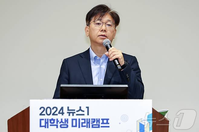 이영섭 뉴스1 대표이사가 7일 서울 종로구 SC제일은행 본사 4층 강당에서 열린 '2024 뉴스1 대학생 미래캠프'에서 개회사를 하고 있다. 이날 행사는 정치, 경제, 금융 등 각계각층의 전문가 강연과 다양한 산업현장 체험을 통해 청년들의 다양한 성장가능성을 높이고 나아가 우리나라 미래산업의 견문을 넓히기 위해 마련됐다. 2024.8.7/뉴스1 ⓒ News1 민경석 기자