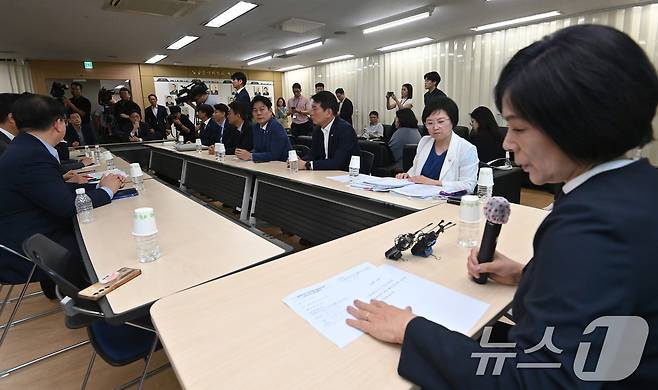 최민희 국회 과학기술정보방송통신위원장과 김현 더불어민주당 과방위 간사 등 야당 의원들이 6일 오전 경기 정부과천청사 방송통신위원회에 방문해 KBS 이사 및 방문진 이사 선임 과정 불법성 검증을 하고 있다. (공동취재) 2024.8.6/뉴스1 ⓒ News1 장수영 기자