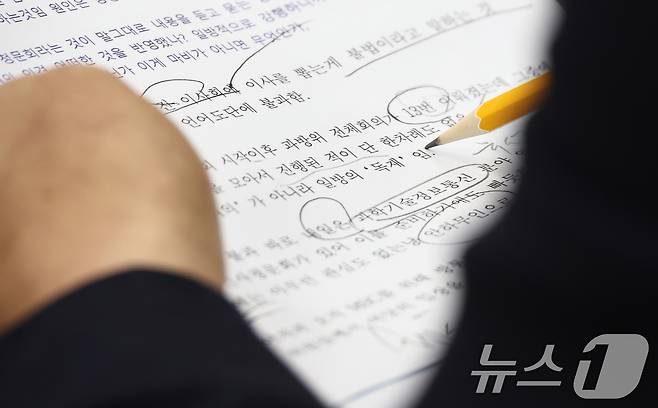 국회 과학기술정보방송통신위원회 소속 신성범 국민의힘 의원이 7일 오전 서울 여의도 국회에서 열린 과학기술정보방송통신위원회 전체회의에서 과방위 의사 진행 과정이 일방적인 '독재'라고 표현하고 있다. 2024.8.7/뉴스1 ⓒ News1 김민지 기자