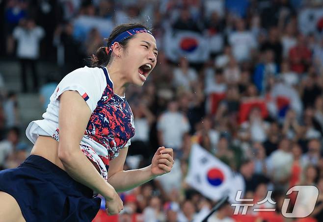 대한민국 배드민턴 대표팀 안세영이 5일 오후(한국시간) 프랑스 파리 라 샤펠 아레나에서 열린 2024 파리올림픽 배드민턴 여자 단식 결승 중국의 허빙자오 선수와의 경기에서 금메달을 확정 지은 후 기뻐하고 있다. 2024.8.5/뉴스1 ⓒ News1 박정호 기자