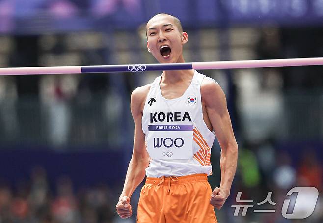 대한민국 대표팀 우상혁이 7일(한국시간) 프랑스 파리 스타드 드 프랑스에서 열린 2024 파리 올림픽 남자 육상 높이뛰기 예선에서 2.27m 2차 시기에 성공한 후 기뻐하고 있다. 이날 경기에서 우상혁은 결승에 진출했다. 2024.8.7/뉴스1 ⓒ News1 이동해 기자