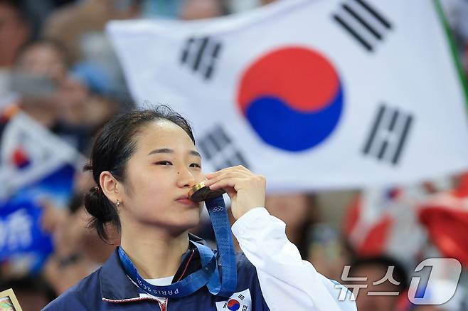 대한민국 배드민턴 대표팀 안세영이 5일 오후(한국시간) 프랑스 파리 라 샤펠 아레나에서 열린 2024 파리올림픽 배드민턴 여자 단식 시상식에서 금메달에 입을 맞추고 있다. 2024.8.5/뉴스1 ⓒ News1 박정호 기자