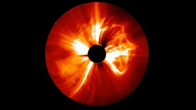 지난 7월 23일 태양의 뒷면에서 태양 플레어가 폭발하는 모습 (출처=Helioviewer.org)