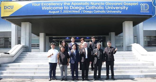 주한 교황대사 조반니 가스파리 대주교(사진 앞줄 오른쪽에서 세 번째)가 7일 대구가톨릭대를 방문해 교육환경을 둘러본 후 관계자와 기념 촬영을 하고 있다.