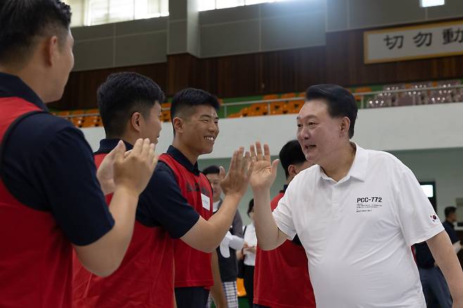 여름휴가를 맞아 경남 진해 해군기지에서 머물고 있는 윤석열 대통령이 7일 오후 체육활동 중인 장병들을 격려하고 있다. /대통령실