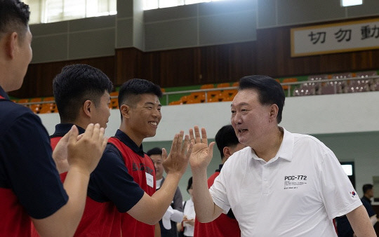 여름휴가를 맞아 경남 진해 해군기지에서 머물고 있는 윤석열 대통령이 7일 오후 진해기지사령부체육관에서 체육활동 중인 장병들을 격려하고 있다. 대통령살 제공