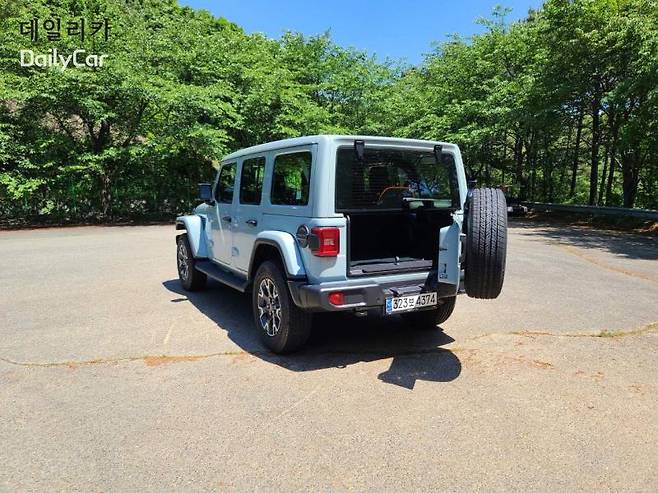 지프 랭글러 사하라 (Jeep Wrangler Sahara)