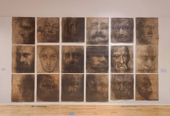 김명숙, ‘작가 만다라’, 2013~2019, 종이 위에 드로잉, 소마미술관. 윗줄 왼쪽부터 비트겐슈타인, 케테 콜비츠, 미켈란젤로 등의 초상이다. 사진 강혜승