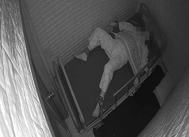 지난 5월 27일 새벽 경기 부천더블유(W)진 병원에 입원 중 숨진 박모씨가 오전 1시쯤 격리실에 강박된 상태에서 배가 부풀어 오른 채 몸을 뒤틀고 있다. 폐쇄회로(CC)TV 영상 캡처