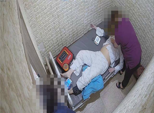 5월 27일 오전 3시쯤 경기 부천더블유(W)진 병원 관계자들이 격리실 안으로 들어와 의식을 잃은 박씨에게 심폐소생술을 하고 있다. CCTV 영상 캡처
